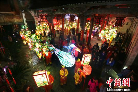 浙江浦江后陽(yáng)竹絲燈會(huì)，村民舉燈舞動(dòng)，展示出各種別致的造型 吳小杭 攝